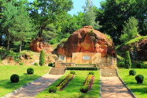 Красные камни